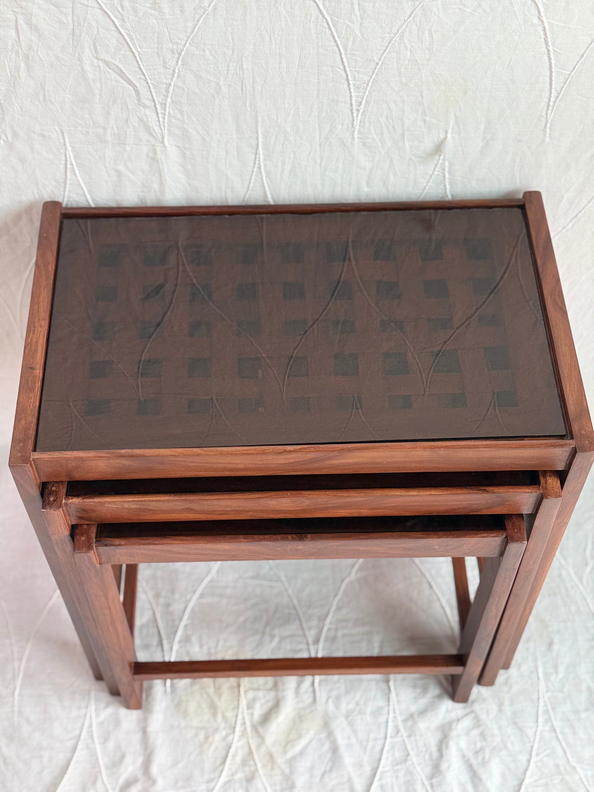Nesting table set