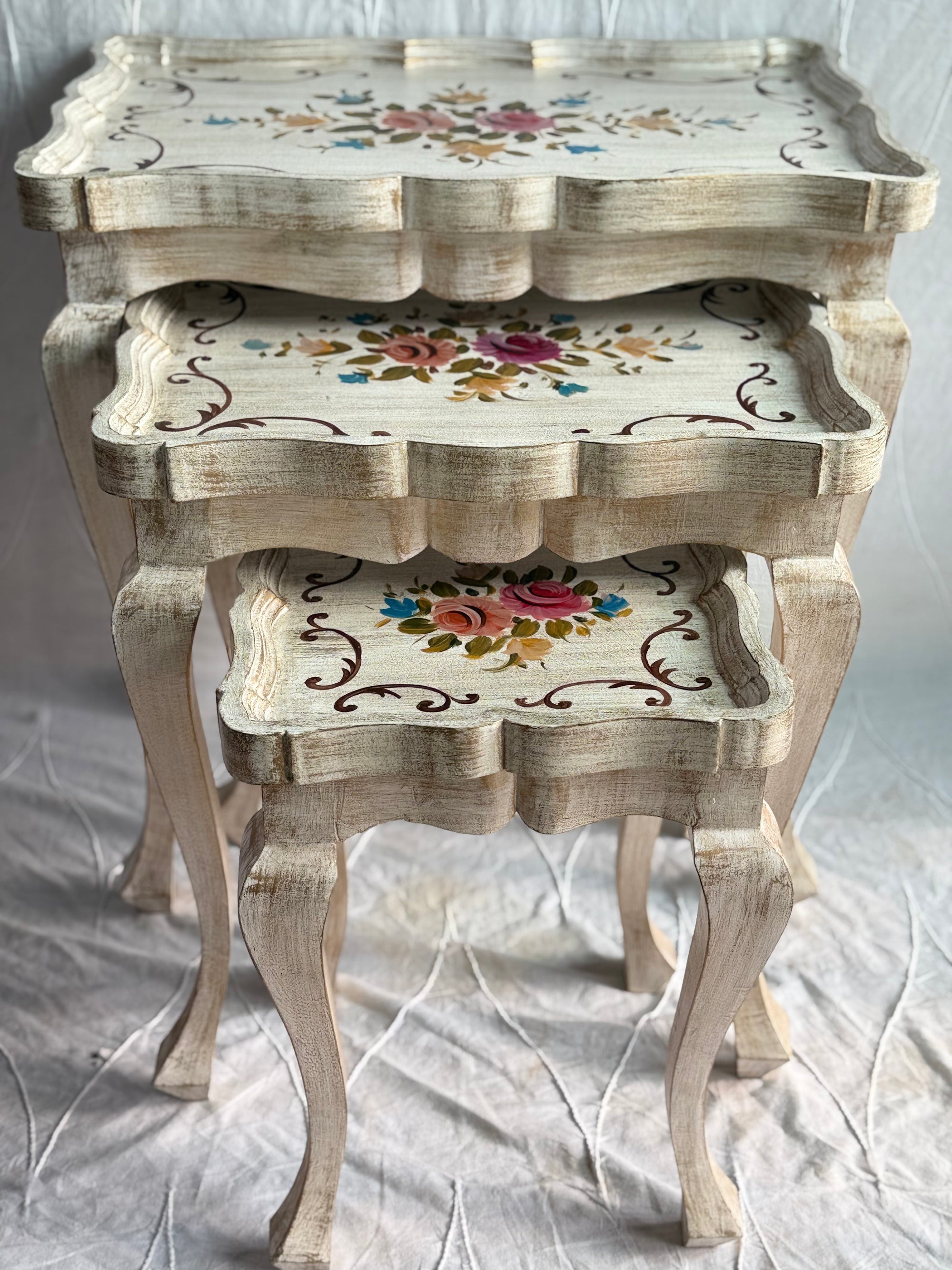 Nesting table set