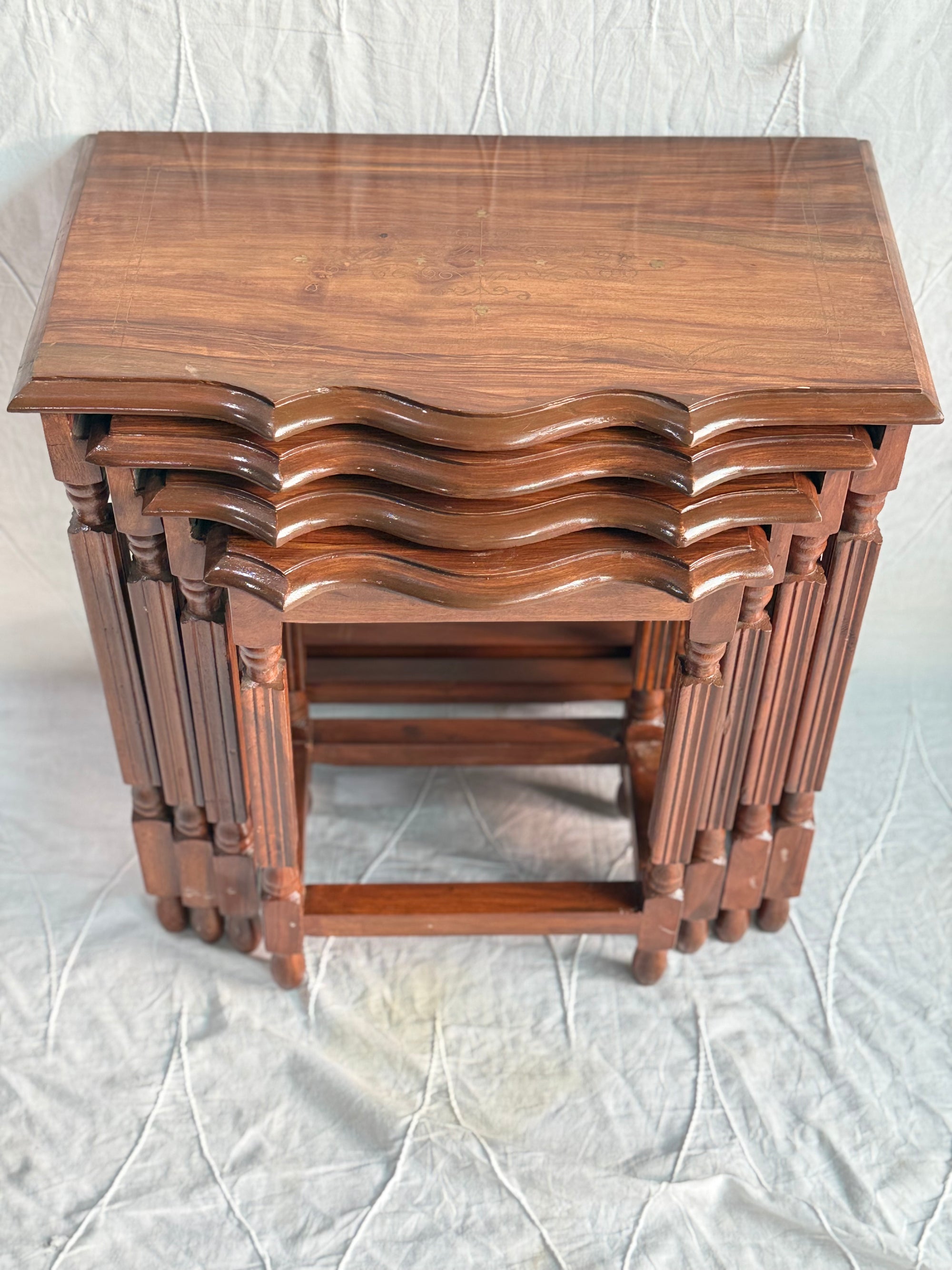 Nesting table set