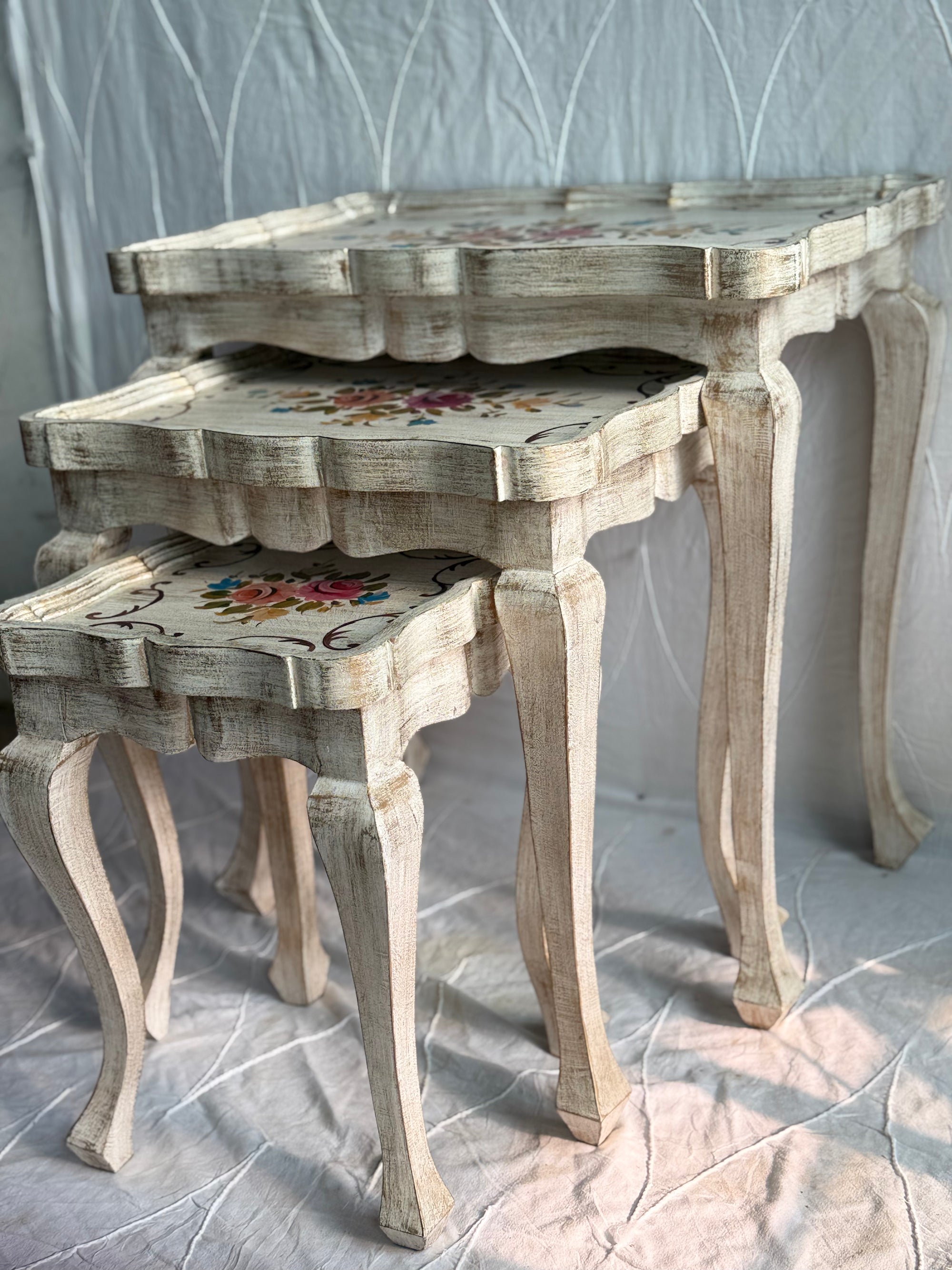 Nesting table set