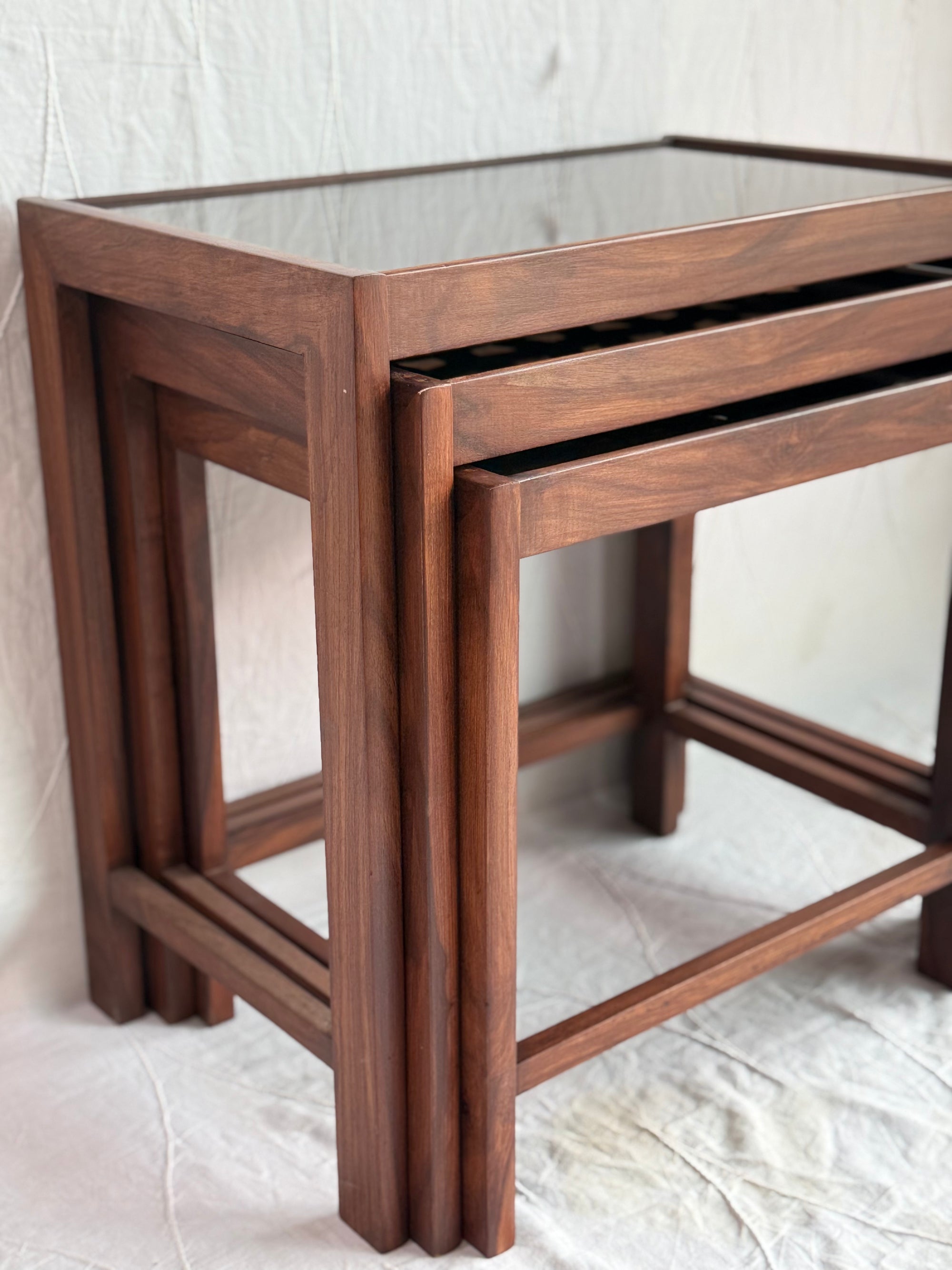 Nesting table set