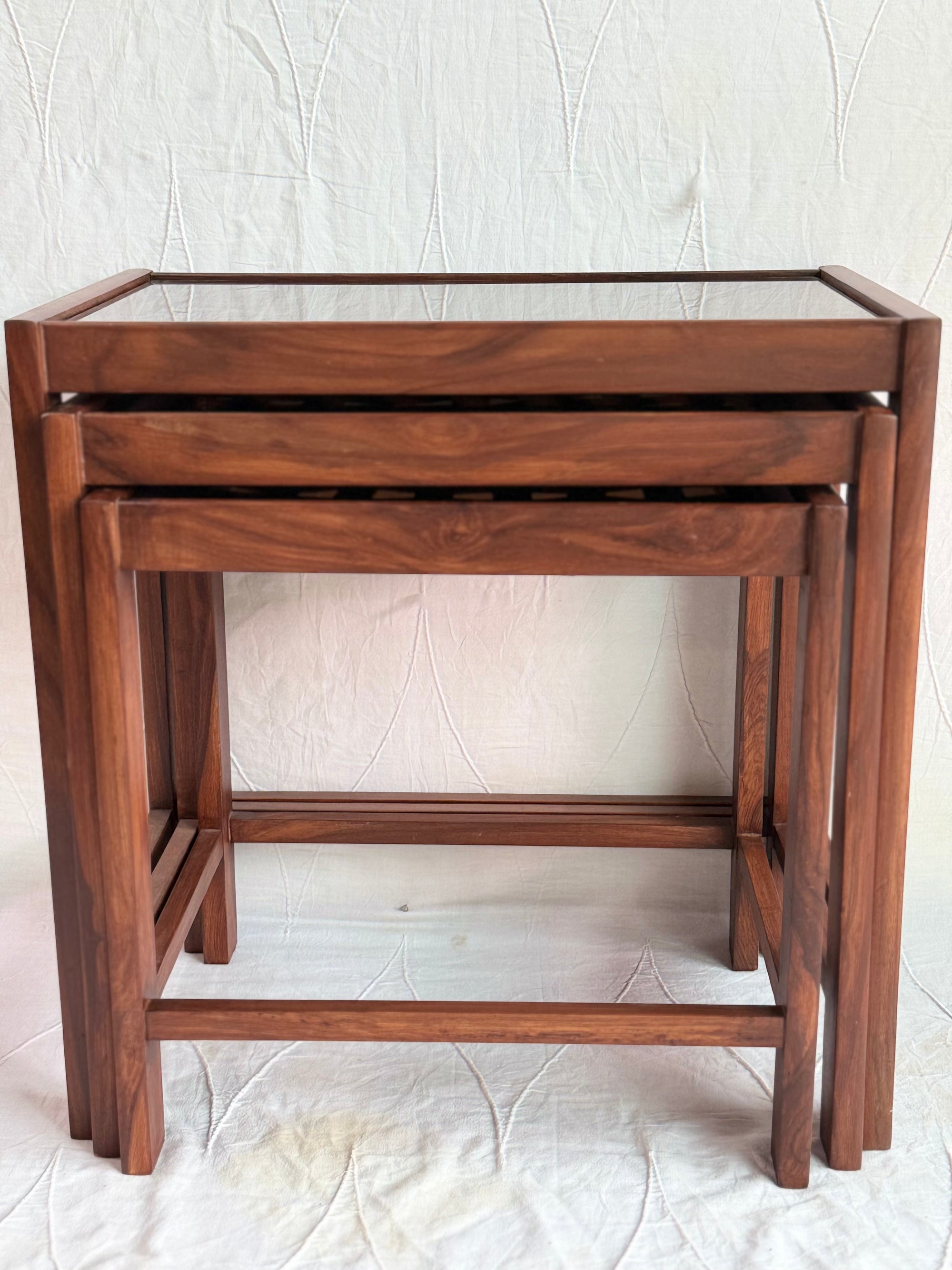 Nesting table set