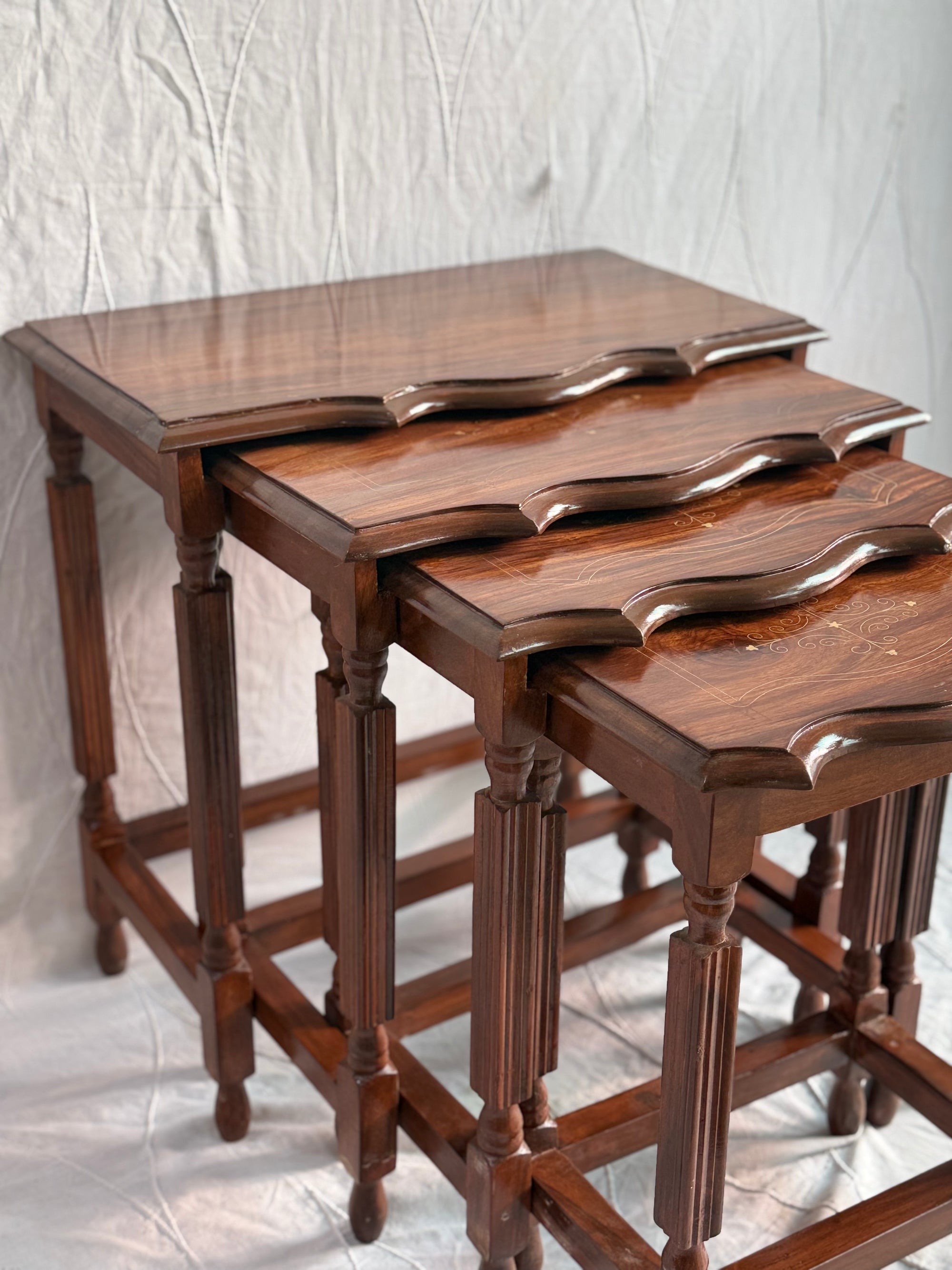 Nesting table set