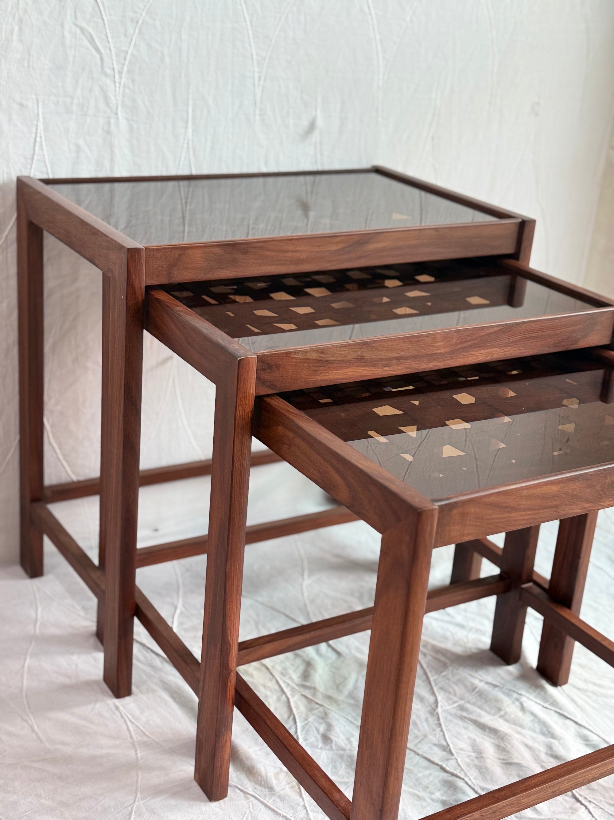 Nesting table set