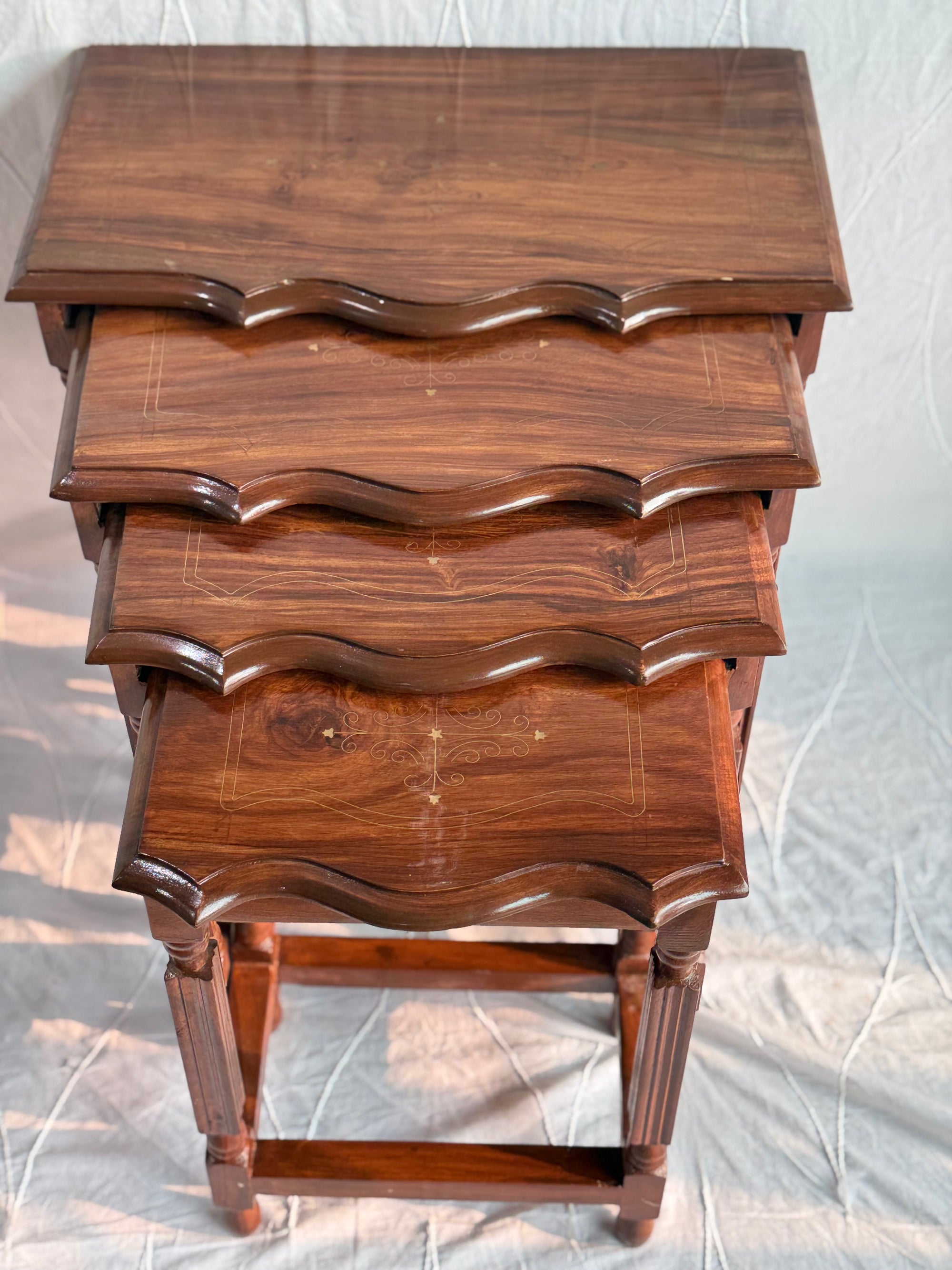 Nesting table set