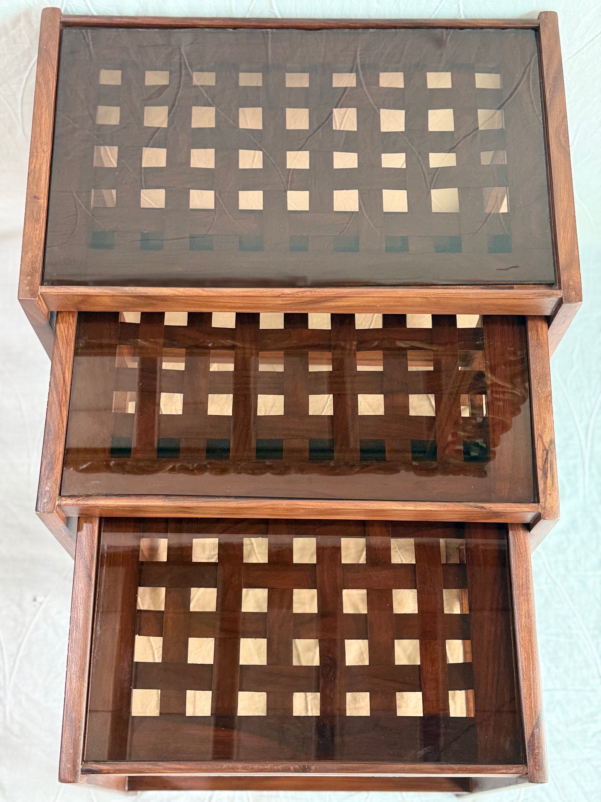 Nesting table set