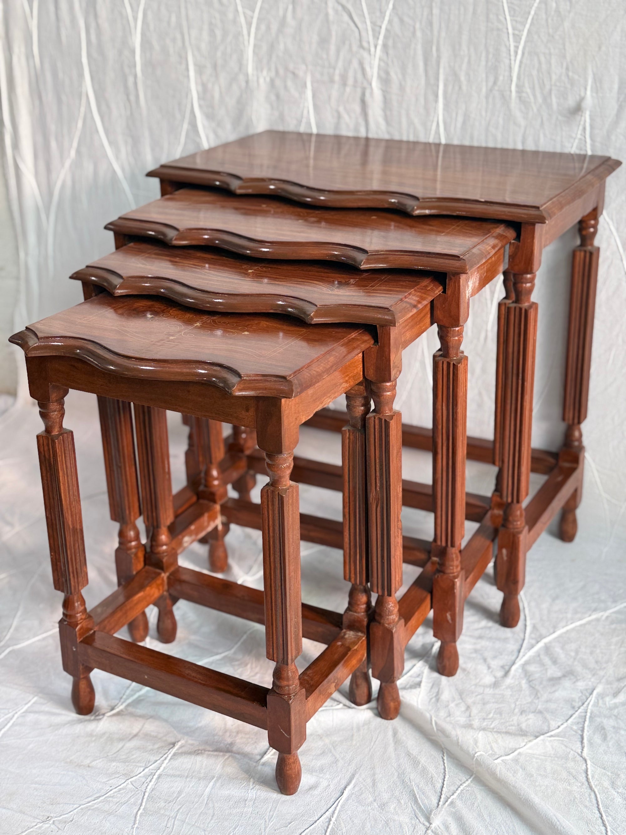 Nesting table set