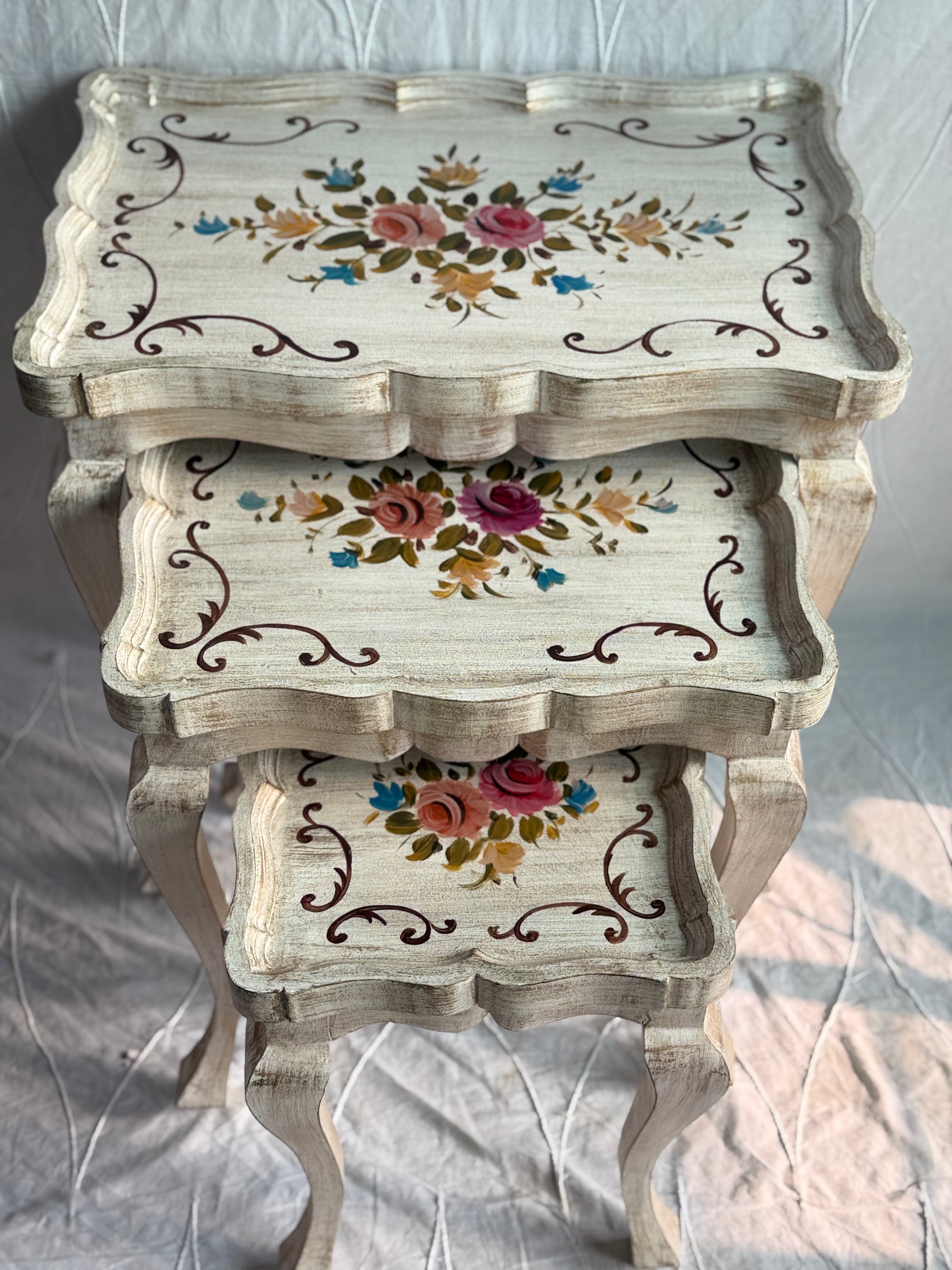 Nesting table set
