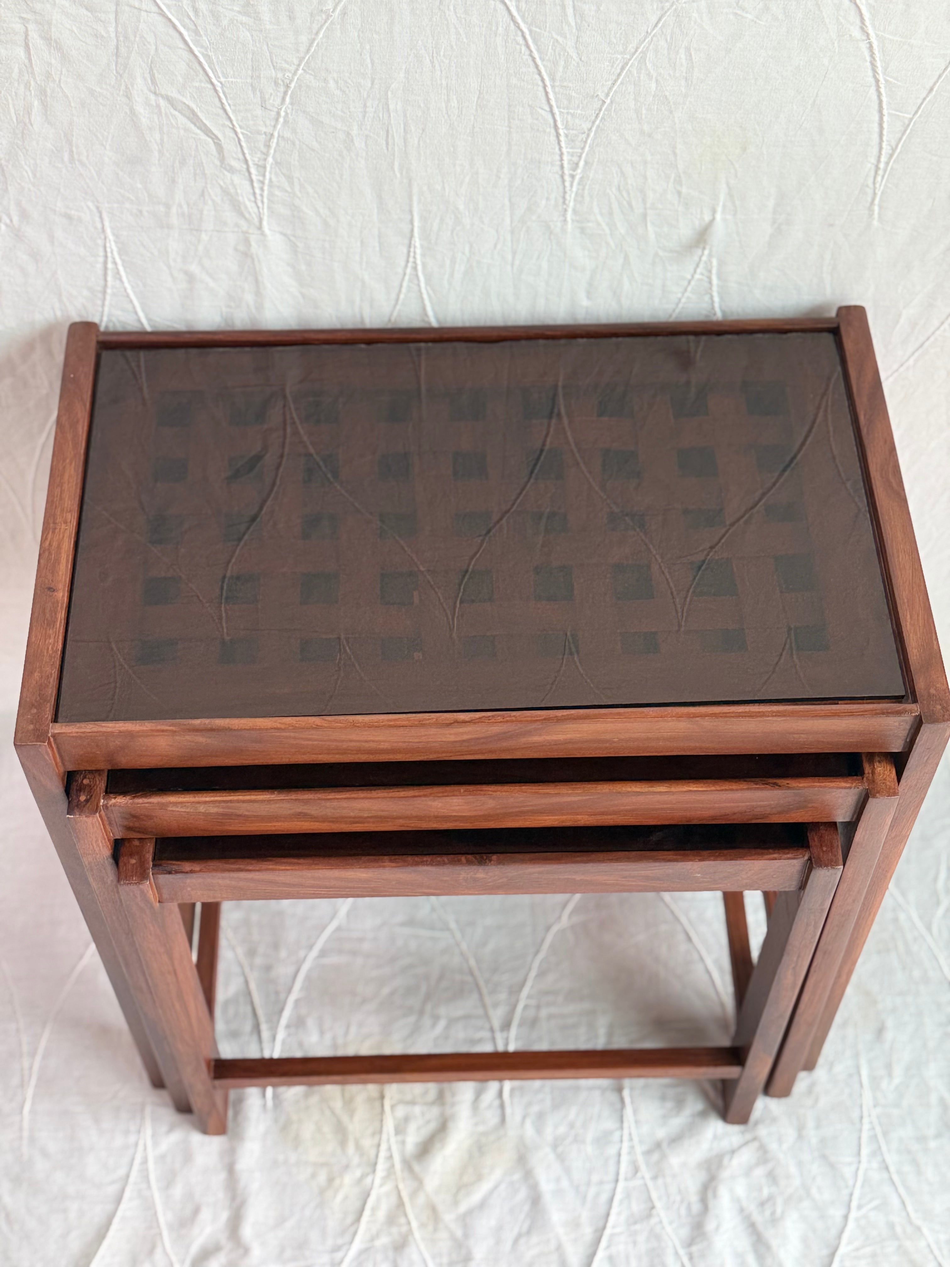 Nesting table set
