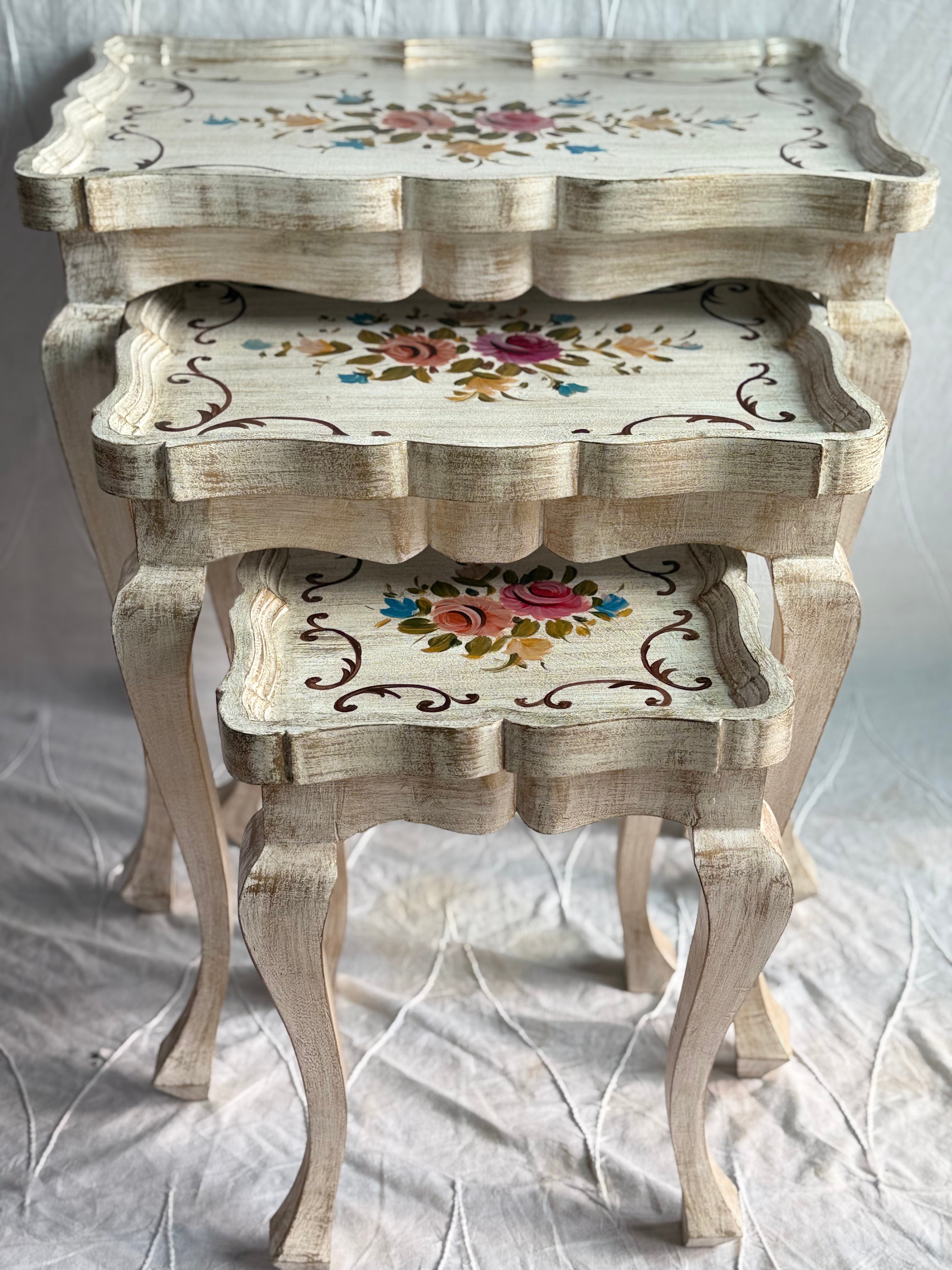 Nesting table set