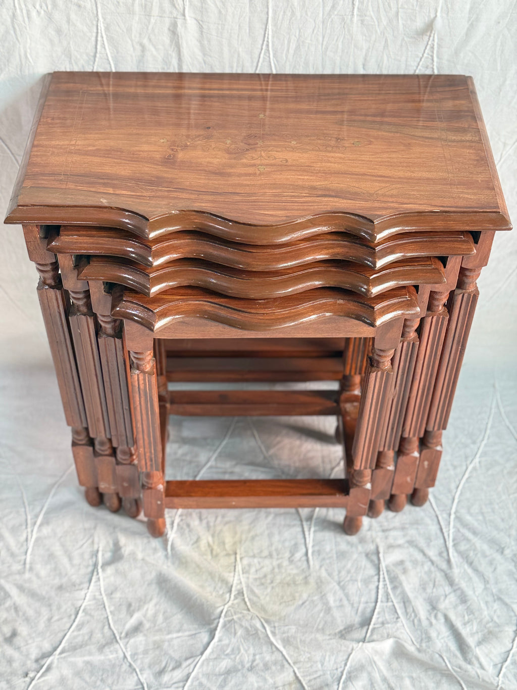 Nesting table set