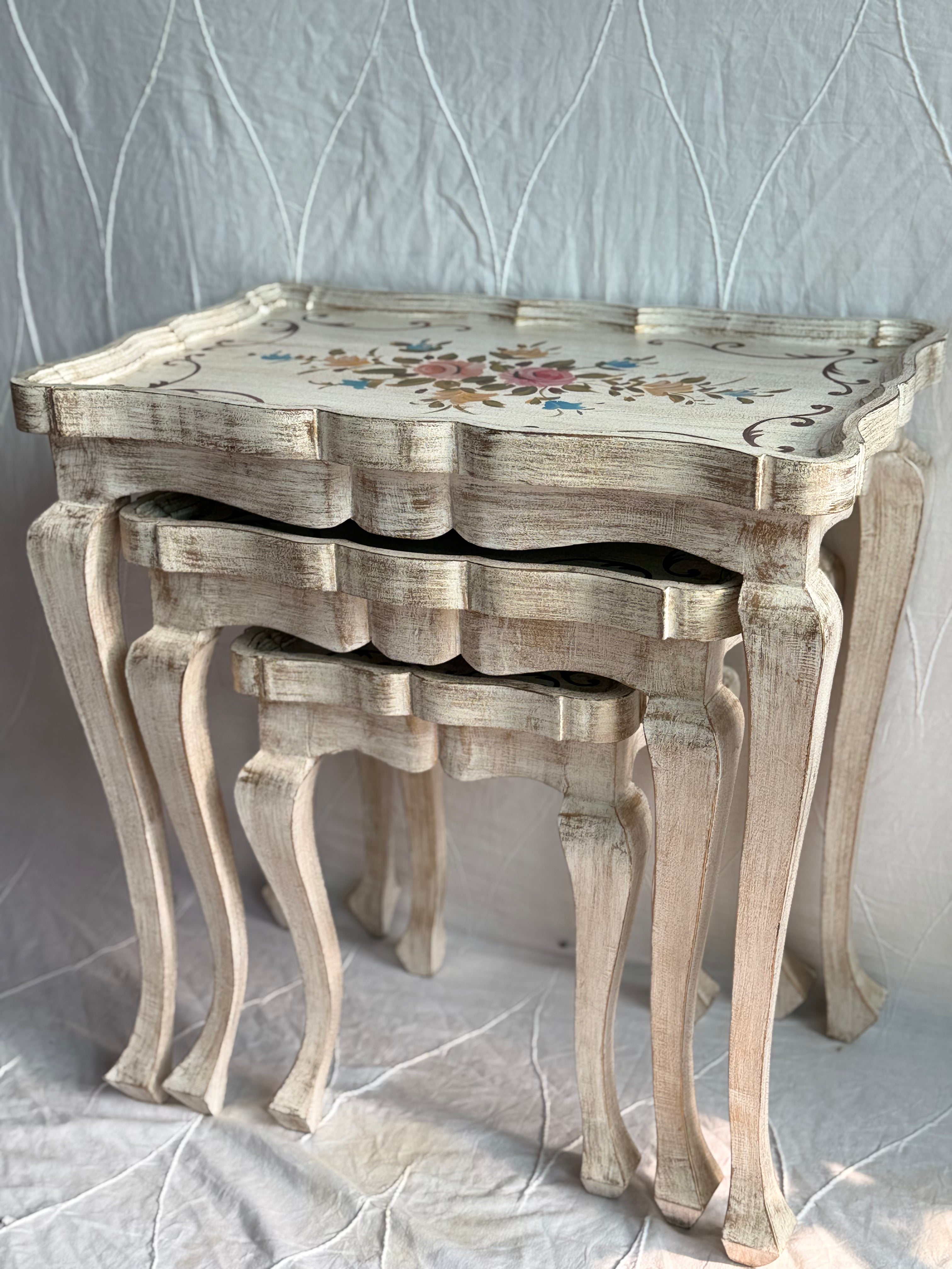 Nesting table set
