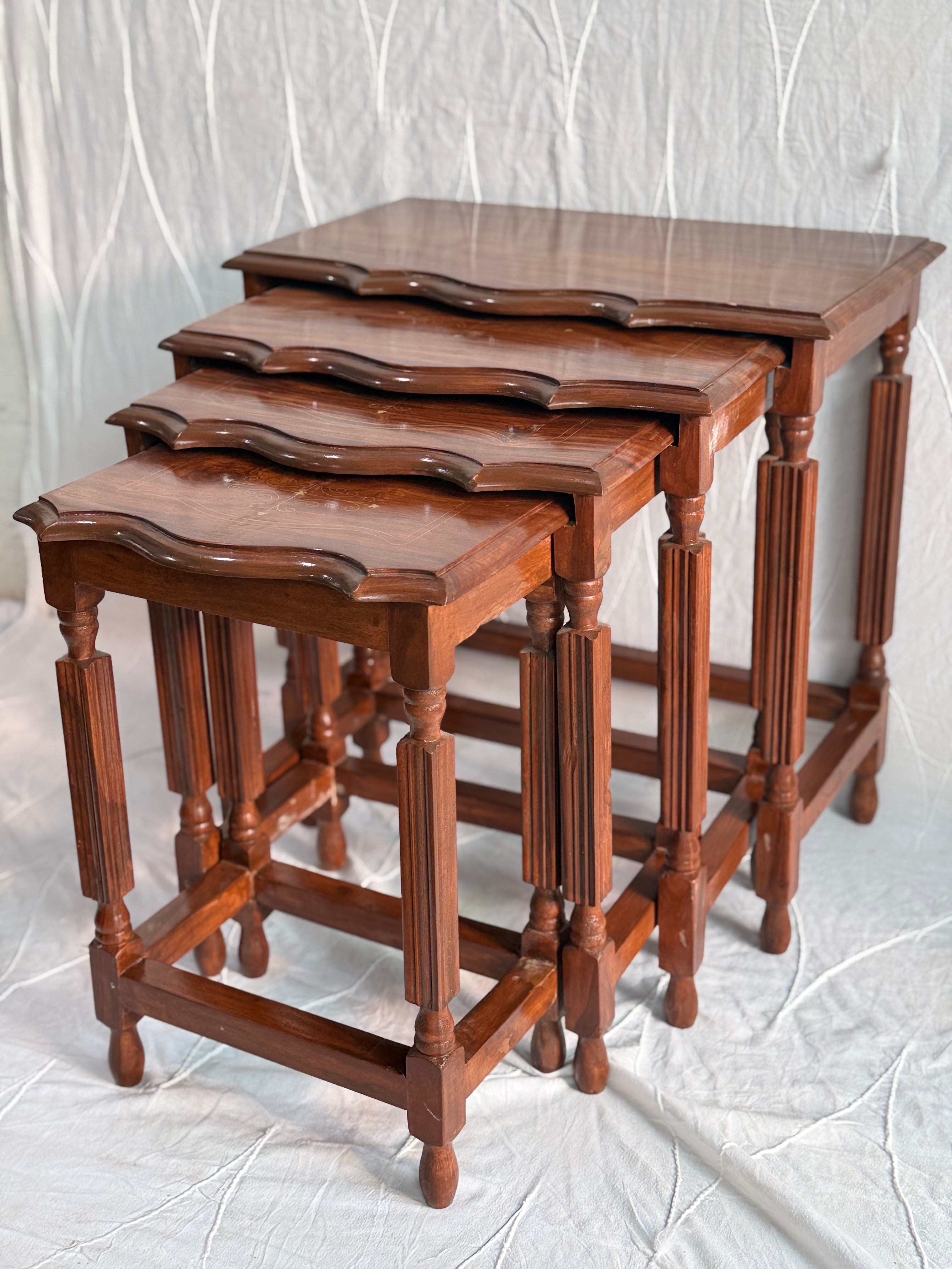Nesting table set